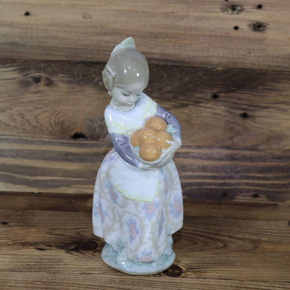 RARE VINTAGE RETIRED Lladro Valencian Girl with Basket of Oranges